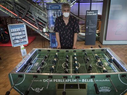 Álex Peña amb el futbolín de Recreativos Federico a la Casa Seat. 