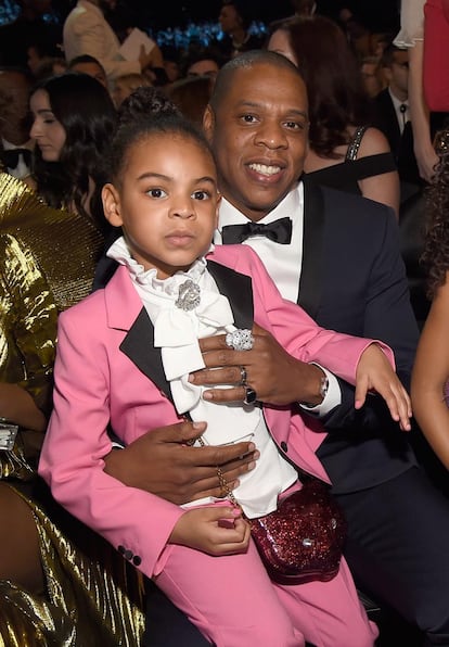 Blue Ivy y Jay Z. La hija de Beyoncé acaparó la atención de la noche con este minitraje de Gucci (que homenajeaba a Prince).