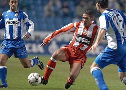 Simeone intenta un control ante Fran y Capdevila.