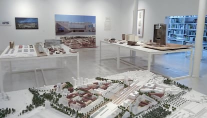 Maquetas, bocetos y fotografías de obras del arquitecto Josep Lluís Mateo en la galería Joan Prats.