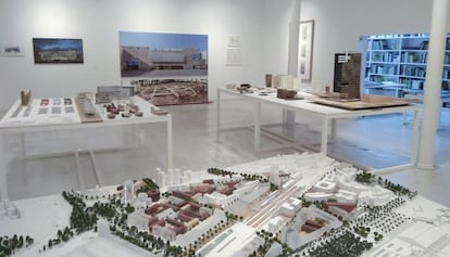 Maquetes, esbossos i fotografies d'obres de l'arquitecte Josep Lluís Mateo a la galeria Joan Prats.