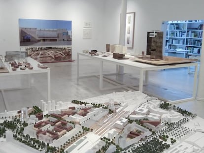 Maquetes, esbossos i fotografies d'obres de l'arquitecte Josep Lluís Mateo a la galeria Joan Prats.