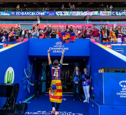 Mapi León saluda al público después de proclamarse campeona de la Champions League femenina el pasado sábado.