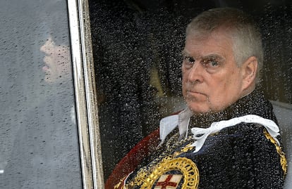 El príncipe Andrés abandonando la abadía de Westminster después de la ceremonia de coronación de Carlos III y la reina Camilla, el 6 de mayo de 2023 en Londres.