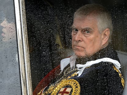 El príncipe Andrés abandonando la abadía de Westminster después de la ceremonia de coronación de Carlos III y la reina Camilla, el 6 de mayo de 2023 en Londres.