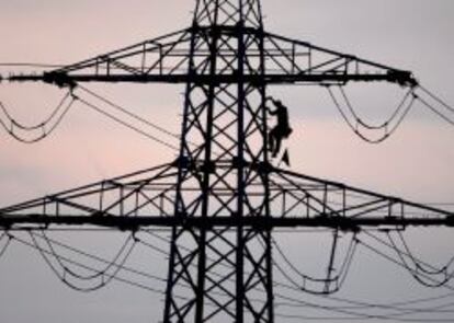 Un trabajador en una torre el&eacute;ctrica para hacer unos ajustes. 