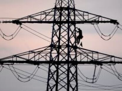 Un trabajador en una torre el&eacute;ctrica para hacer unos ajustes. 