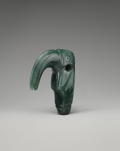 A pendant made in a jadeíta that presents a tucán. Elaborated between the years 300-700 AD in what is now Costa Rica. 