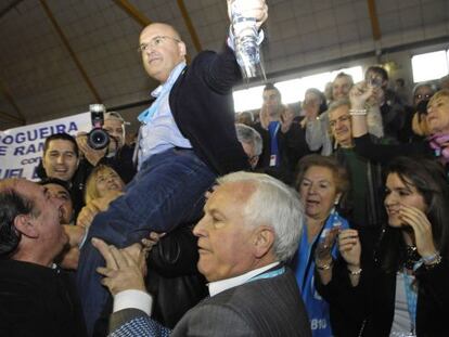 Baltar alza en hombros a su hijo José Manuel tras el triunfo de este en el congreso del PP provincial en enero del 2010