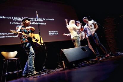 Íñigo Coppel acompaña a un grupo de cantantes espontáneos en el concierto de ayer.