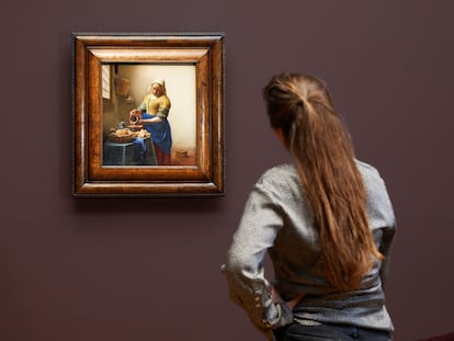 Una visitante observa 'La lechera' de Vermeer en la exposición dedicada al pintor en el Rijksmuseum.