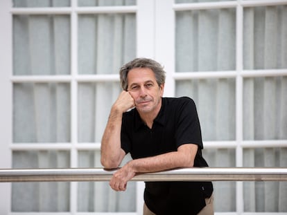 El actor chileno Alfredo Castro, en la puerta del teatro Cervantes, en Málaga.