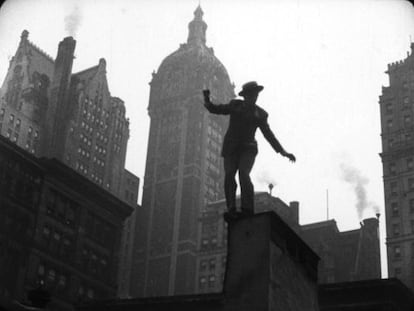 Fotograma de 'Too much Johnson', parte de una secuencia de persecución por Manhattan.