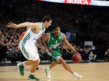 Darden, a la derecha, en un partido ante Panathinaikos.