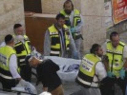 Dois palestinos invadiram templo em um bairro de Jerusalém e mataram quatro rabinos. Um policial ferido morreu no hospital