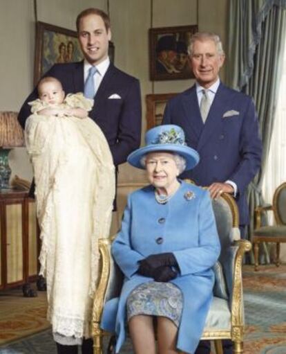 La reina Isabel II de Inglaterra, con su hijo Carlos, su nieto Guillermo y su biznieto Jorge.