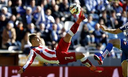 Griezmann remata en el primer gol del partido.