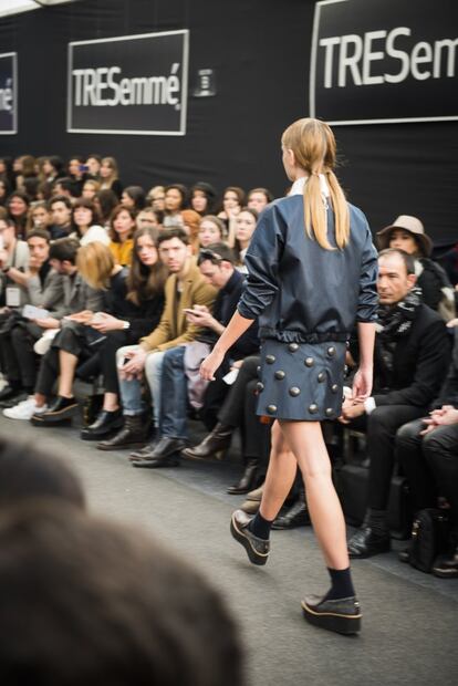 Una de las creaciones de Moisés Nieto para Ecoembes en el desfile de la Madrid Fashion Show.