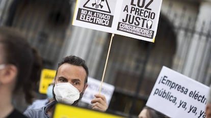 Protesta contra el alza de la luz organizada en Madrid por asociaciones de consumidores el pasado 15 de julio.