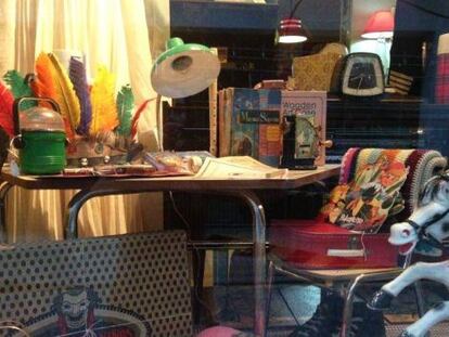 Escaparate de la tienda Buhonera, en Sevilla, especializada en objetos de segunda mano vintage en moda, muebles y decoraci&oacute;n. 