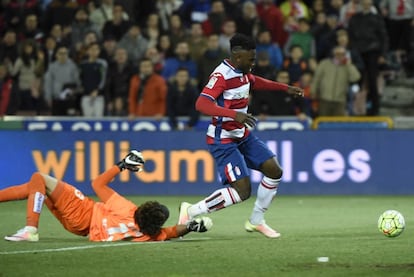 Memo Ochoa y el manotazo que evit&oacute; el gol del Granada. 