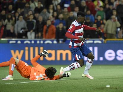 Memo Ochoa y el manotazo que evit&oacute; el gol del Granada. 