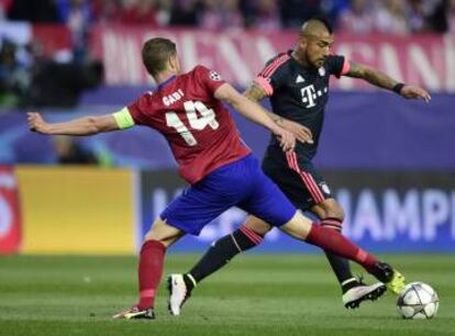 Gabi arrebata la pelota a Vidal.