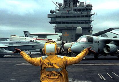 Maniobras realizadas ayer en la cubierta del portaviones estadounidense  <i> USS George Washington</i>, en el océano Atlántico.