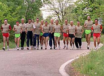 Algunos de los atletas que participan este año, por 24ª vez, en el Maratón, ayer en la Casa de Campo.