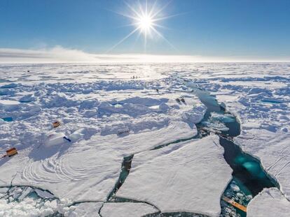 Trineos de la expedición MOSAIC sobre el hielo ártico. / AWI