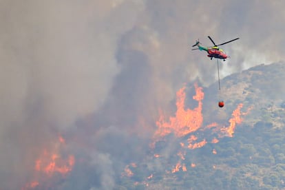 Un helicóptero en las tareas de estabilización de un incendio forestal en la sierra de Mijas en julio de 2022 en Alhaurín el Grande (Málaga).