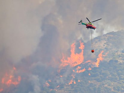 Un helicóptero en las tareas de estabilización de un incendio forestal en la sierra de Mijas en julio de 2022 en Alhaurín el Grande (Málaga).