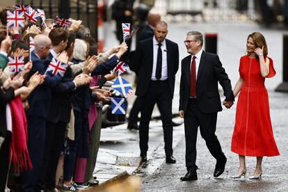London (United Kingdom), 05/07/2024.- Britain's new Prime Minister Keir Starmer (2-R) and his wife Victoria Starmer (R) arrive at Downing Street in London, Britain, 05 July 2024. Labour party leader Keir Starmer became the country's new prime minister on 05 July, after his party won a landslide victory in the general election. (Elecciones, deslizamiento de tierras, Reino Unido, Londres) EFE/EPA/TOLGA AKMEN