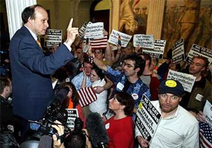 El senador Stan Rosenberg informa del resultado de la votación subido en una mesa, ante partidarios y detractores de las bodas entre <i>gays</i>.