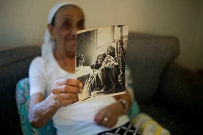 Una judía de origen yemení muestra una foto junto con su padre a su llegada a Israel en 1950, en 2016 en Raanana.