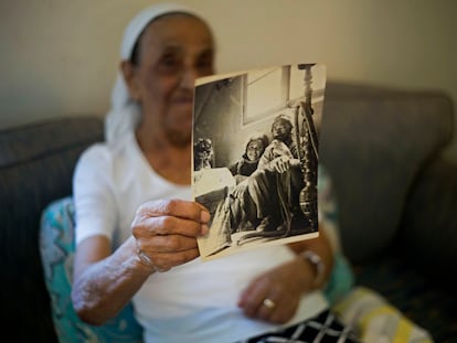 Una judía de origen yemení muestra una foto junto con su padre a su llegada a Israel en 1950, en 2016 en Raanana.