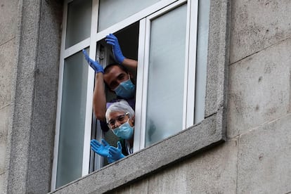 Vecinos del Hospital de la Princesa de Madrid durante los aplausos sanitarios de las 20.00