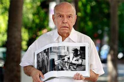 Arturo Pomar, con la foto que apareció en el tomo <i>El deporte</i>.