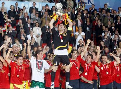 Villa, Torres, Cazorla, Senna,? Sobran los nombres cuando el juego en equipo es lo principal, lo que llevó a conquistar la segunda Eurocopa de la historia, después de la del gol de Marcelino en 1964. Pero?CASILLAS. Sin sus paradas en la tanda de penaltis de los cuartos de final frente a Italia, estaríamos hablando otra vez de la famosa maldición. Al final, triunfó el fútbol, el jogo bonito, y Luis Aragonés pudo dejar la selección con la cabeza bien alta. Y, para que no quede ninguna duda, España lidera la clasificación FIFA.