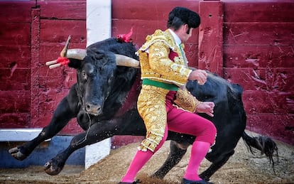 Morante de la Puebla, en el quite a cuerpo limpio que hizo a su subalterno José María Amores, en la Corrida de la Prensa.