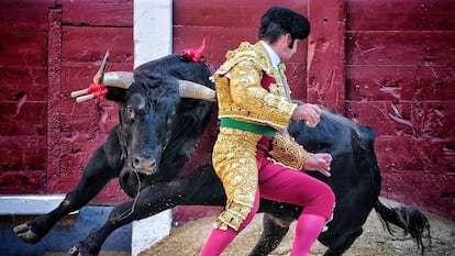 Morante de la Puebla, en el quite a cuerpo limpio que hizo a su subalterno José María Amores, en la Corrida de la Prensa.