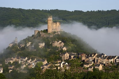 La antigua bastida de Najac, del siglo XIII, parece suspendida de una larga cresta rocosa. En uno de sus extremos se alza el castillo, y a sus pies, los meandros del río Aveyron.