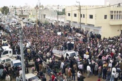 Manifestantes antigubernamentales, ayer en un funeral de activistas muertos en Duma, cerca de Damasco, en una imagen de teléfono móvil.
