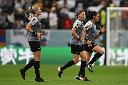 La árbitra francesa Frappart calienta antes del partido junto a las dos asistentes, la brasileña Neuza Ines Back y la mexicana Karen Diaz Medina.