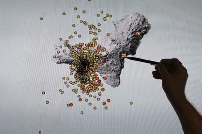 Un técnico del Instituto Geográfico Nacional muestra en una pantalla movimientos sísmicos registrados en El Hierro, más de 8.000 desde el 19 de julio.