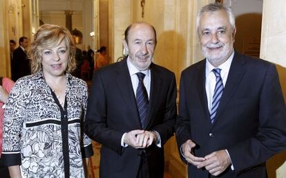 Alfredo Pérez Rubalcaba, entre Elena Valenciano y José Antonio Griñán.