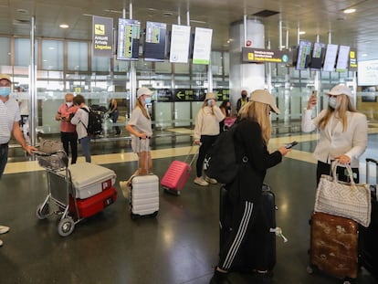 Varios grupos de turistas a su llegada al aeropuerto de Gran Canaria, el 16 de agosto.