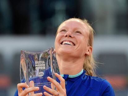 Bertens posa con el trofeo de campeona en Madrid.