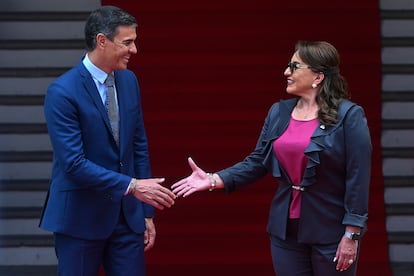 La presidenta de Honduras, Xiomara Castro, y el presidente del Gobierno de España, Pedro Sánchez, este viernes antes de la reunión que han mantenido en Tegucigalpa (Honduras).