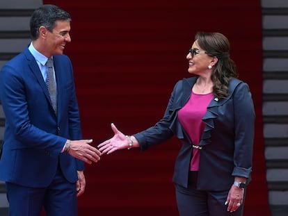 La presidenta de Honduras, Xiomara Castro, y el presidente del Gobierno de España, Pedro Sánchez, este viernes antes de la reunión que han mantenido en Tegucigalpa (Honduras).